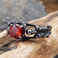 Skelett Ring "BEINAGRIND" aus Edelstahl mit rotem Zirkonia