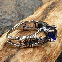 Skelett Ring "BEINAGRIND" aus Edelstahl mit blauem Zirkonia 55 (17,5) / 7 US