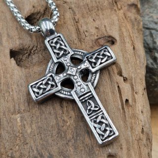 Kreuz Anhänger verziert mit keltischen Knoten und Kette aus Edelstahl,  21,90 €