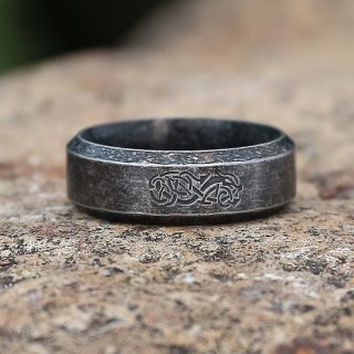 Wikinger Ring, verziert mit der Midgardschlange aus Edelstahl - Geschwärzt