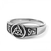 Keltische Ring, verziert mit einer Triqueta aus Edelstahl