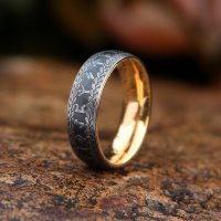 Geschwärzter Ring mit Runen aus Edelstahl