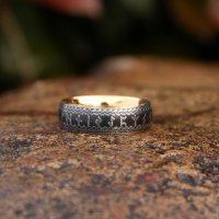 Geschwärzter Ring mit Runen aus Edelstahl