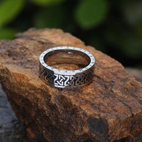 Keltische Knoten Ring verziert mit Runen aus Edelstahl