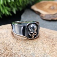 Silberfarbender Totenkopf Ring aus Edelstahl