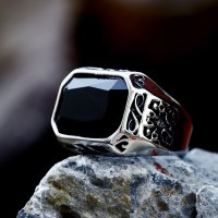 Ring "SVARTALF" aus Edelstahl mit schwarzem Stein