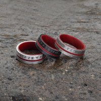 Runen Ring mit rotem Inlay aus Edelstahl - Farbe dunkel/matt