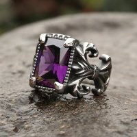 Fleur-de-Lys Ring aus Edelstahl mit violetten Glasstein