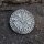 Vegvísir – Rundbrosche aus Edelstahl mit Wegweisersymbol