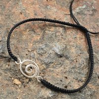 Armband aus Stoff - Größenverstellbar - mit 925er Silberanhänger Keltische Spirale