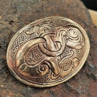 Ovalfibel mit der Midgardschlange als Motiv - aus Bronze