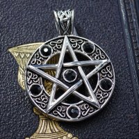 Keltisches Pentagramm Amulett mit schwarzen Steinen - aus Edelstahl