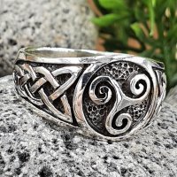 Triskele Ring verziert mit keltische Knoten aus 925...