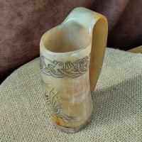 Wikinger Trinkkrug mit einer Vogel/Schlange Gravur im Ringerike Stil, aus Horn