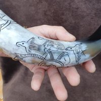 Trinkhorn, graviert mit Odin auf Sleipnir und Hugin und Munin