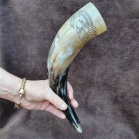 Trinkhorn, graviert mit dem Abbild der Midgardschlange im Jelling Stil